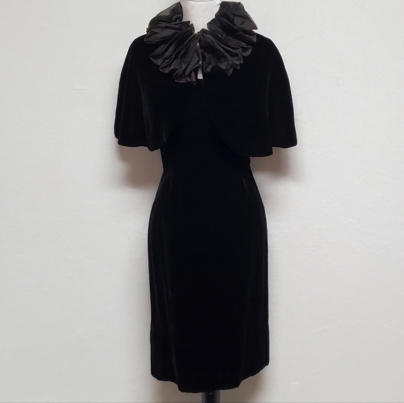 1940s ILGWU Vintage Black Velvet Sheath Dress Ruffle Tulle Collar Mini Cape Set - Picture 10 of 16